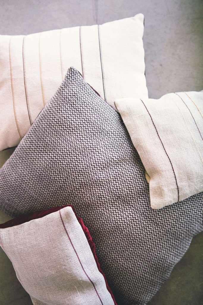 Almohadones tejidos a mano: objeto textil como regalo suntuoso