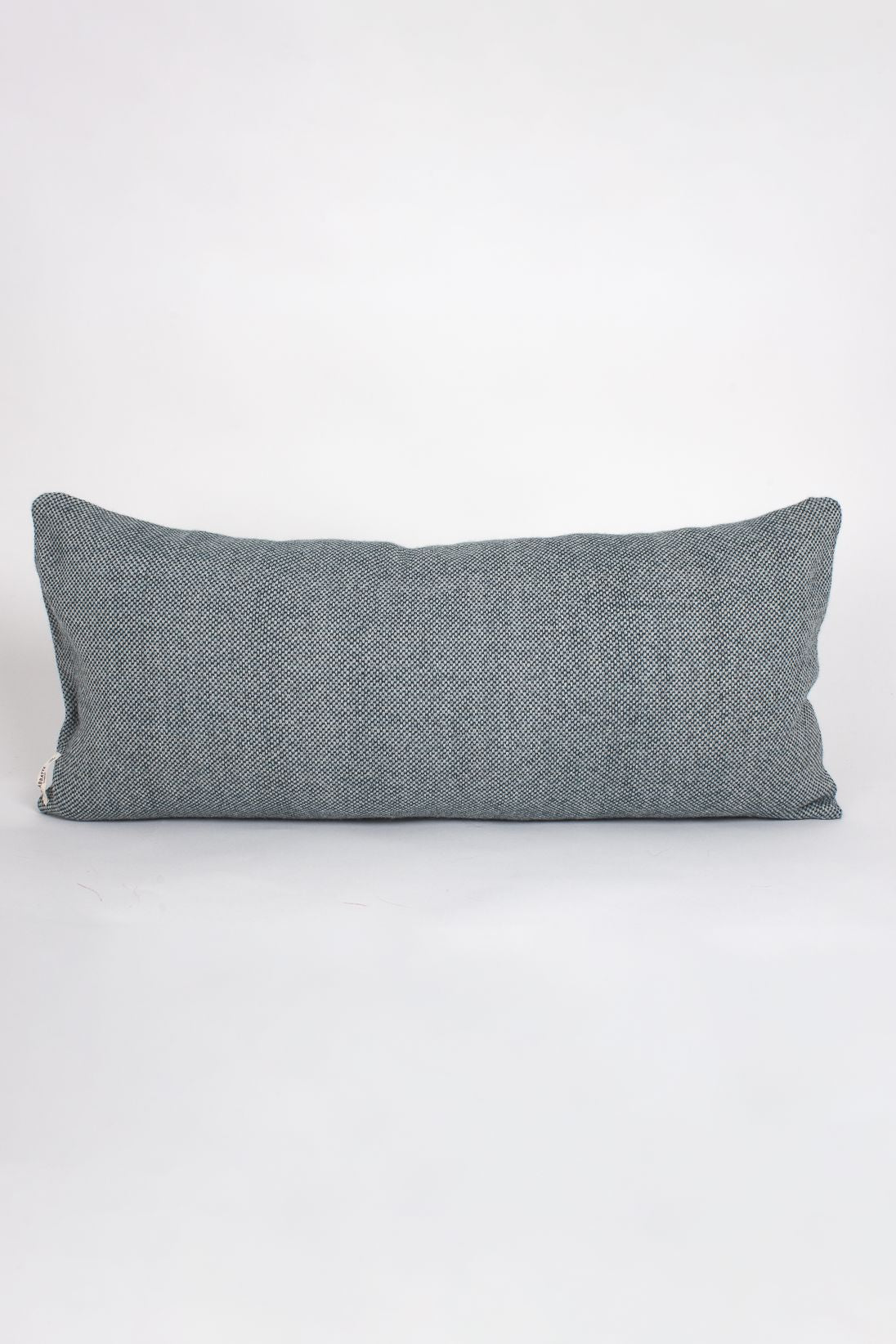 Almohadón artesanal en alpaca y alpaca baby con seda seda. Hecho a mano en España, de ÁBBATTE.