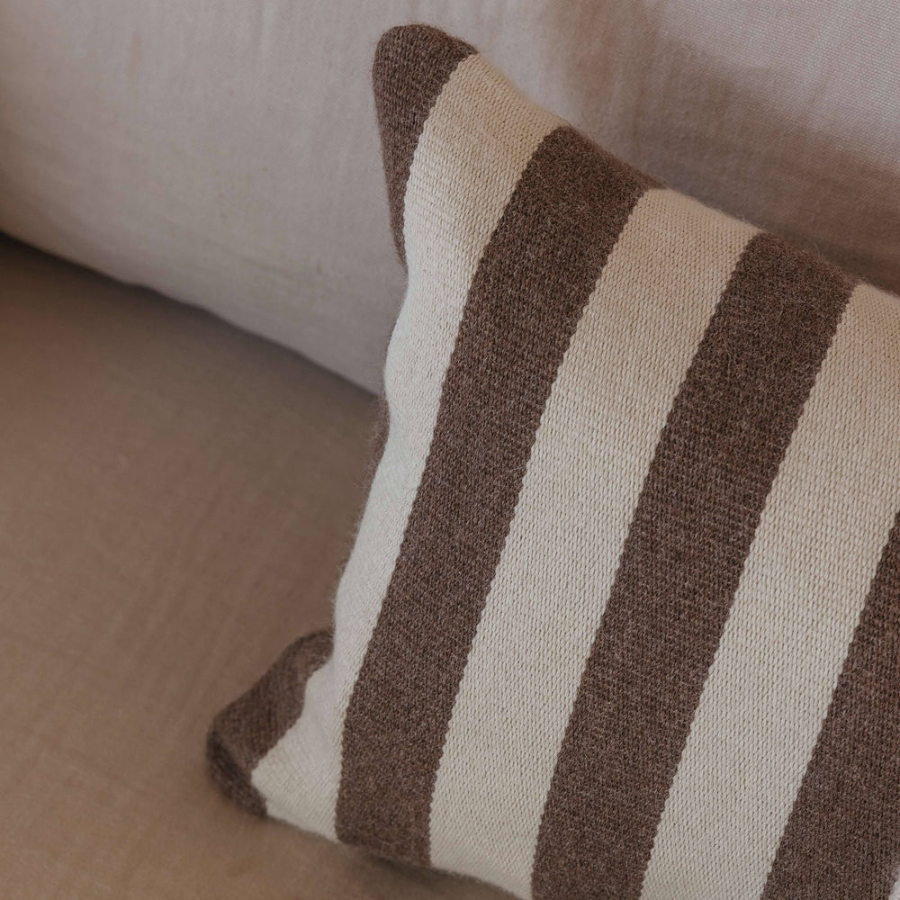 
                  
                    Almohadón artesanal XL en alpaca cruda. Hecho a mano en España, de ÁBBATTE.
                  
                
