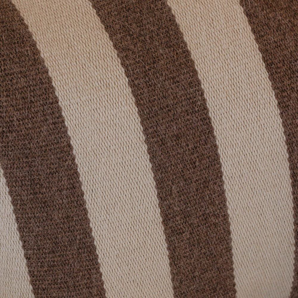 
                  
                    Almohadón artesanal XL en alpaca cruda. Hecho a mano en España, de ÁBBATTE.
                  
                