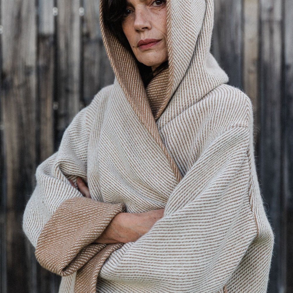 
                  
                    Abrigo hecho a mano en España con alpaca natural en colaboración con Atelier Aletheia. De ÁBBATTE
                  
                