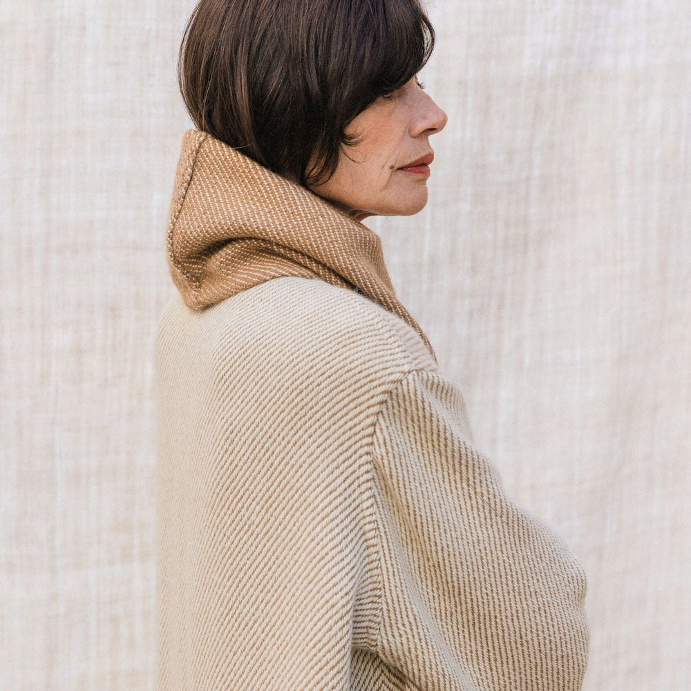 
                  
                    Abrigo hecho a mano en España con alpaca natural en colaboración con Atelier Aletheia. De ÁBBATTE
                  
                