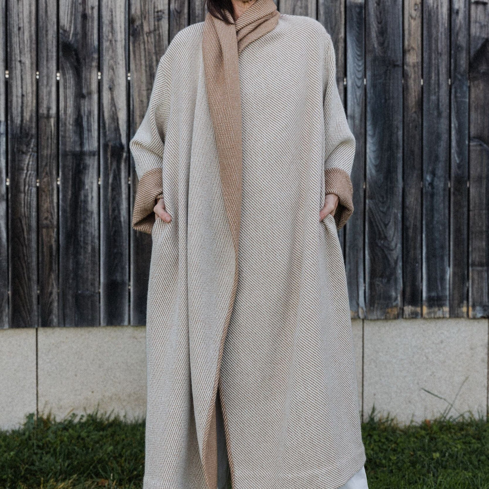 Abrigo hecho a mano en España con alpaca natural en colaboración con Atelier Aletheia. De ÁBBATTE