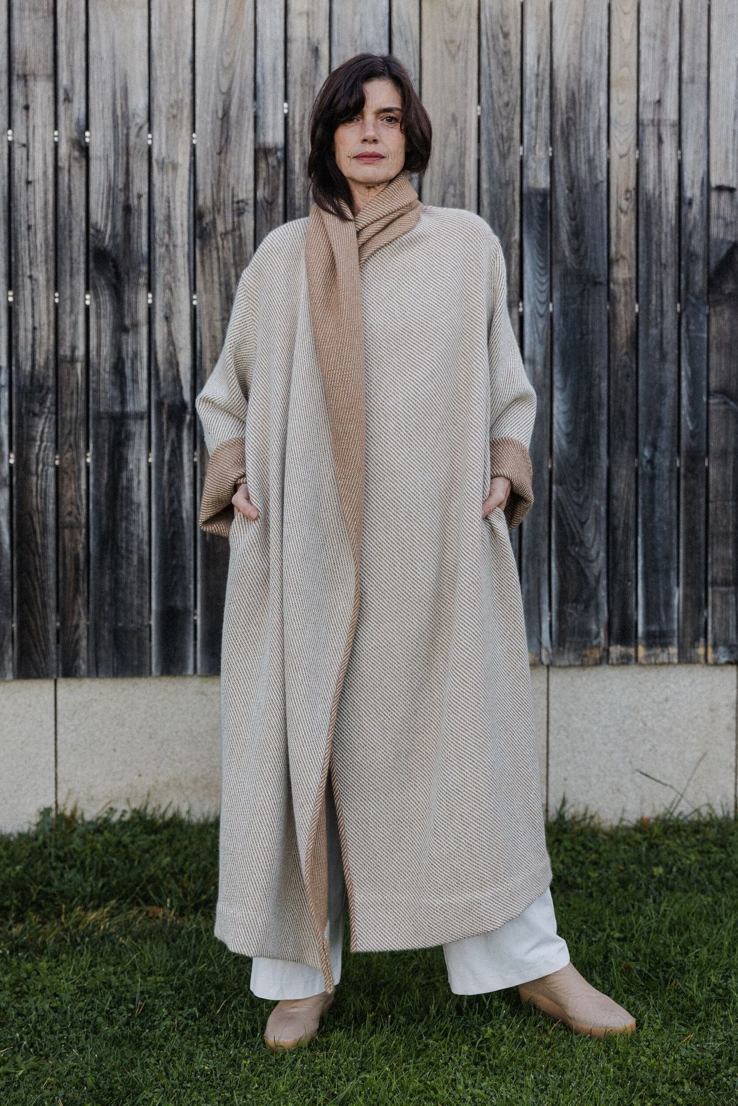 Abrigo hecho a mano en España con alpaca natural en colaboración con Atelier Aletheia. De ÁBBATTE