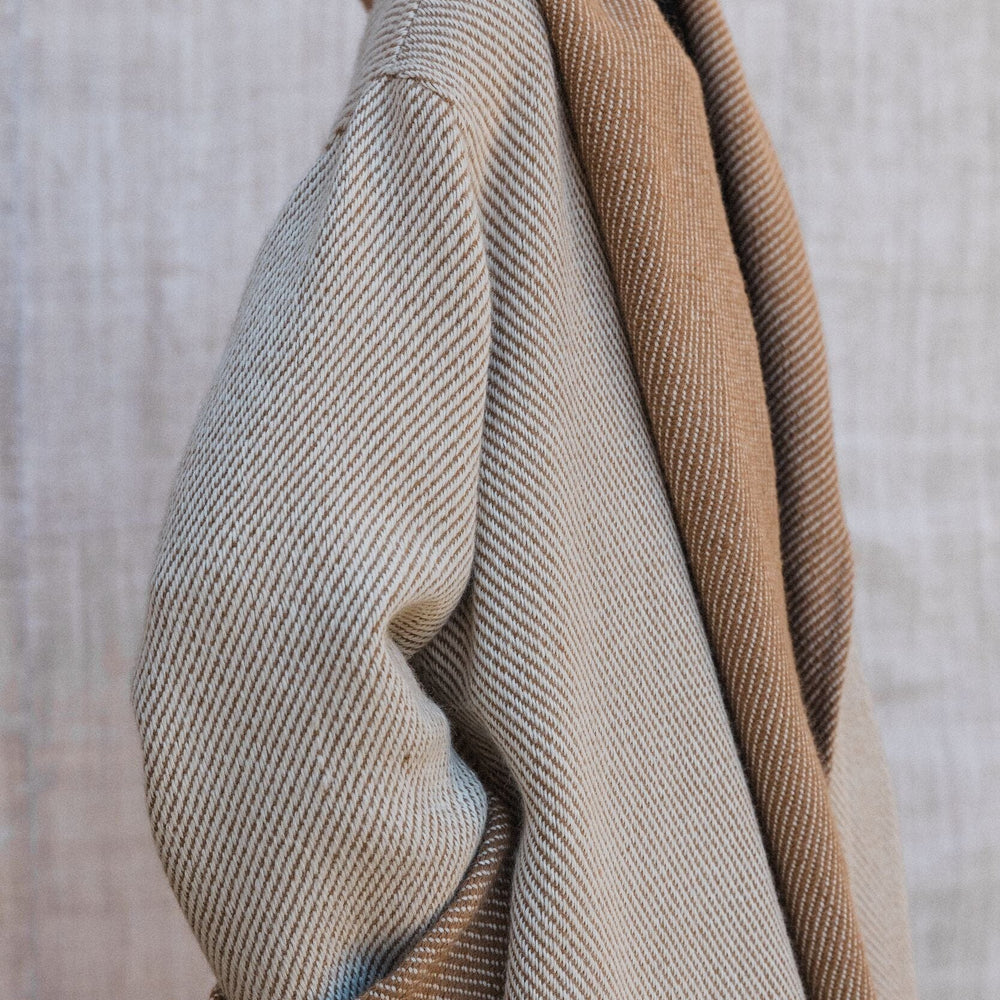 
                  
                    Abrigo hecho a mano en España con alpaca natural en colaboración con Atelier Aletheia. De ÁBBATTE
                  
                