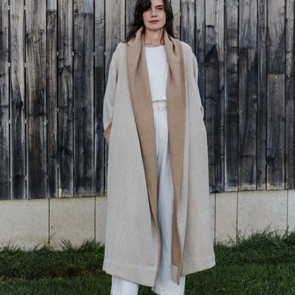 Abrigo hecho a mano en España con alpaca natural en colaboración con Atelier Aletheia. De ÁBBATTE