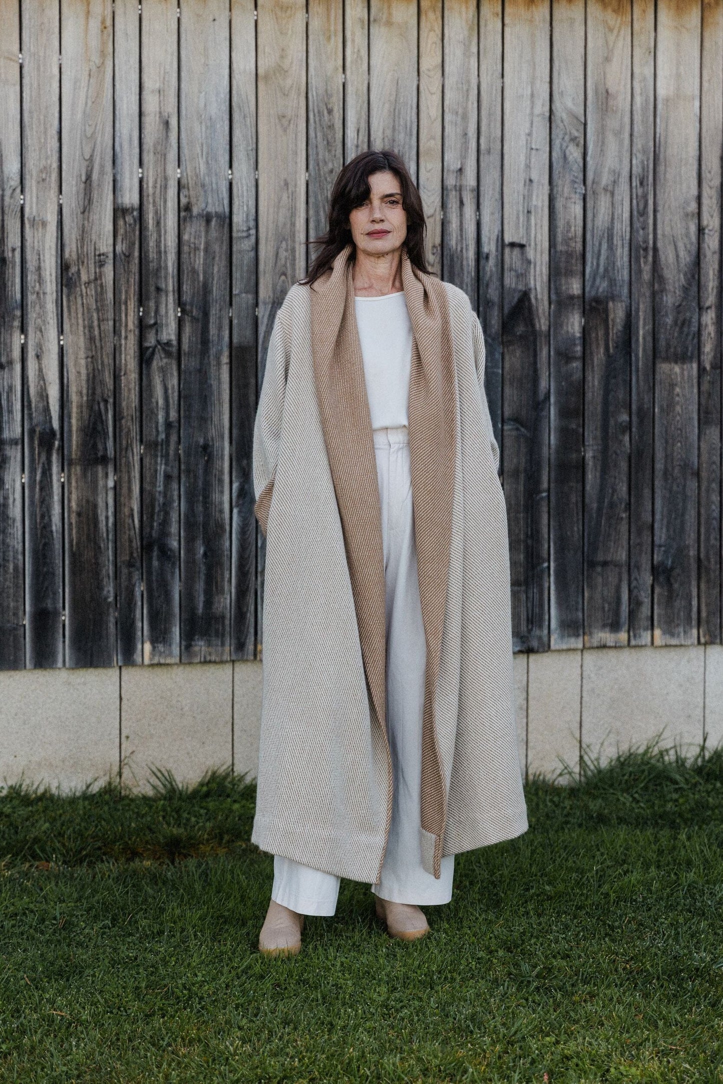 Abrigo hecho a mano en España con alpaca natural en colaboración con Atelier Aletheia. De ÁBBATTE