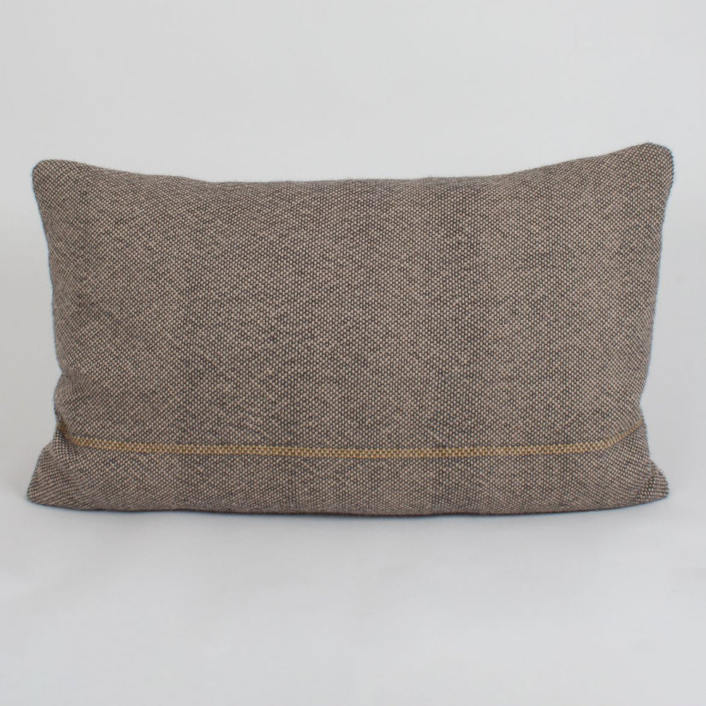 Almohadón de alpaca en tafetán. Hecho a mano en España, de ÁBBATTE.