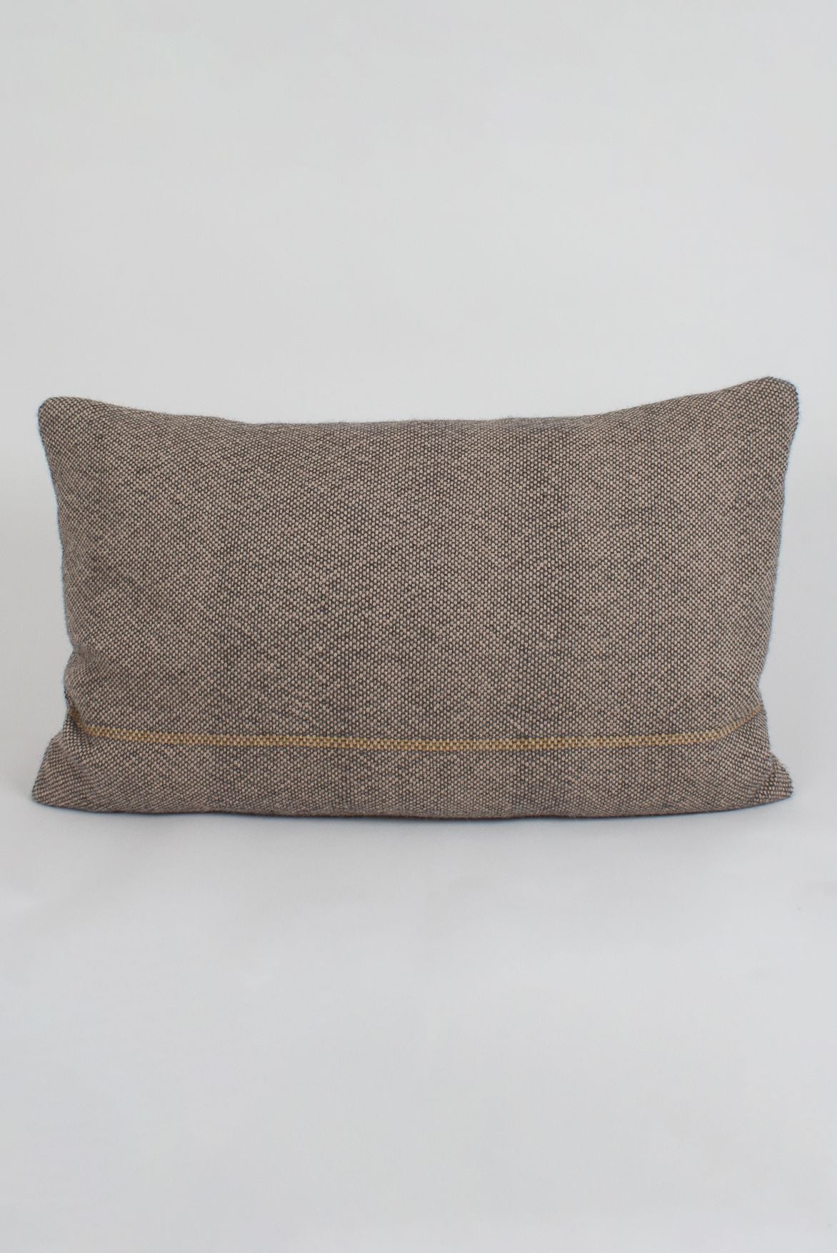 Almohadón de alpaca en tafetán. Hecho a mano en España, de ÁBBATTE.