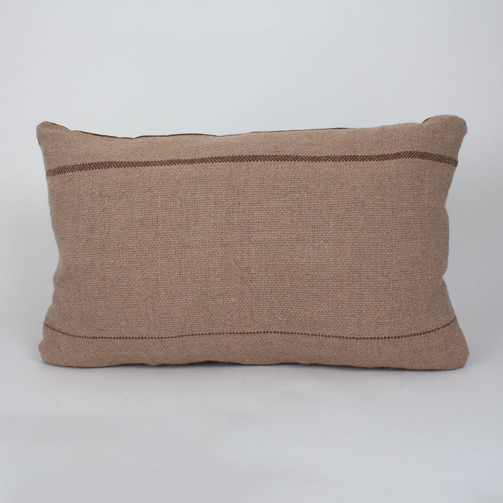 Almohadón artesanal en alpaca y terciopelo. Hecho a mano en España, de ÁBBATTE.
