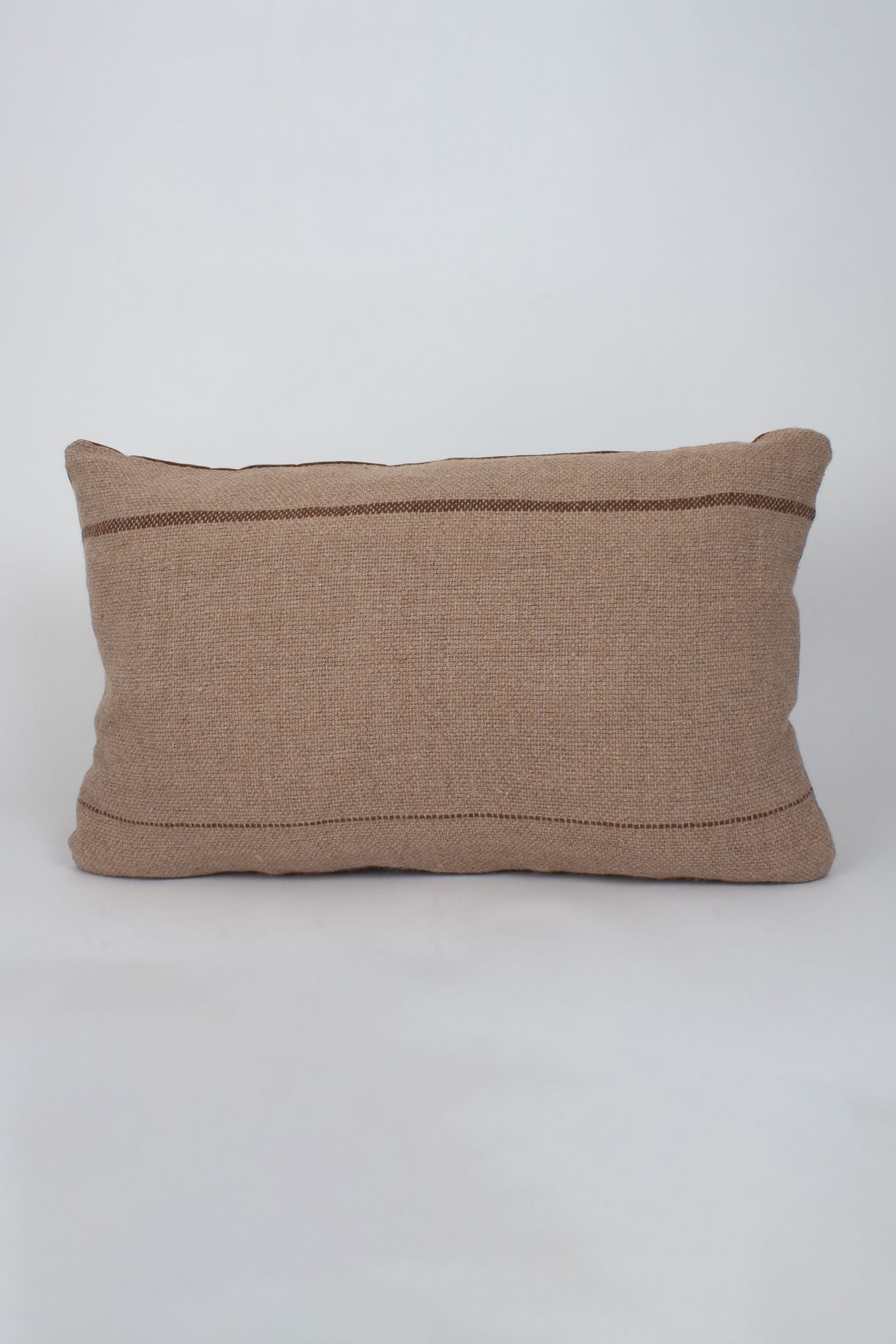 Almohadón artesanal en alpaca y terciopelo. Hecho a mano en España, de ÁBBATTE.