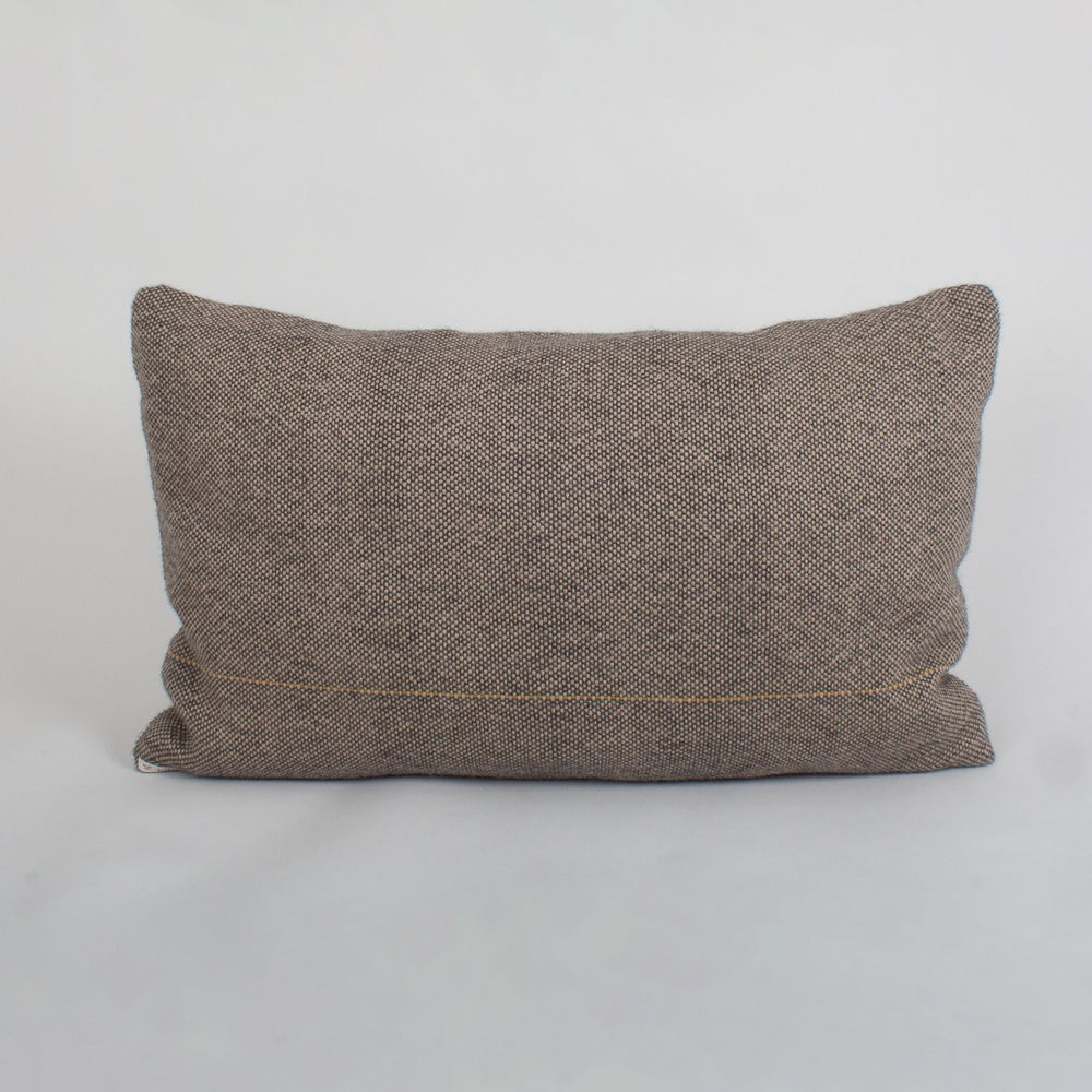 
                  
                    Almohadón de alpaca en tafetán. Hecho a mano en España, de ÁBBATTE.
                  
                