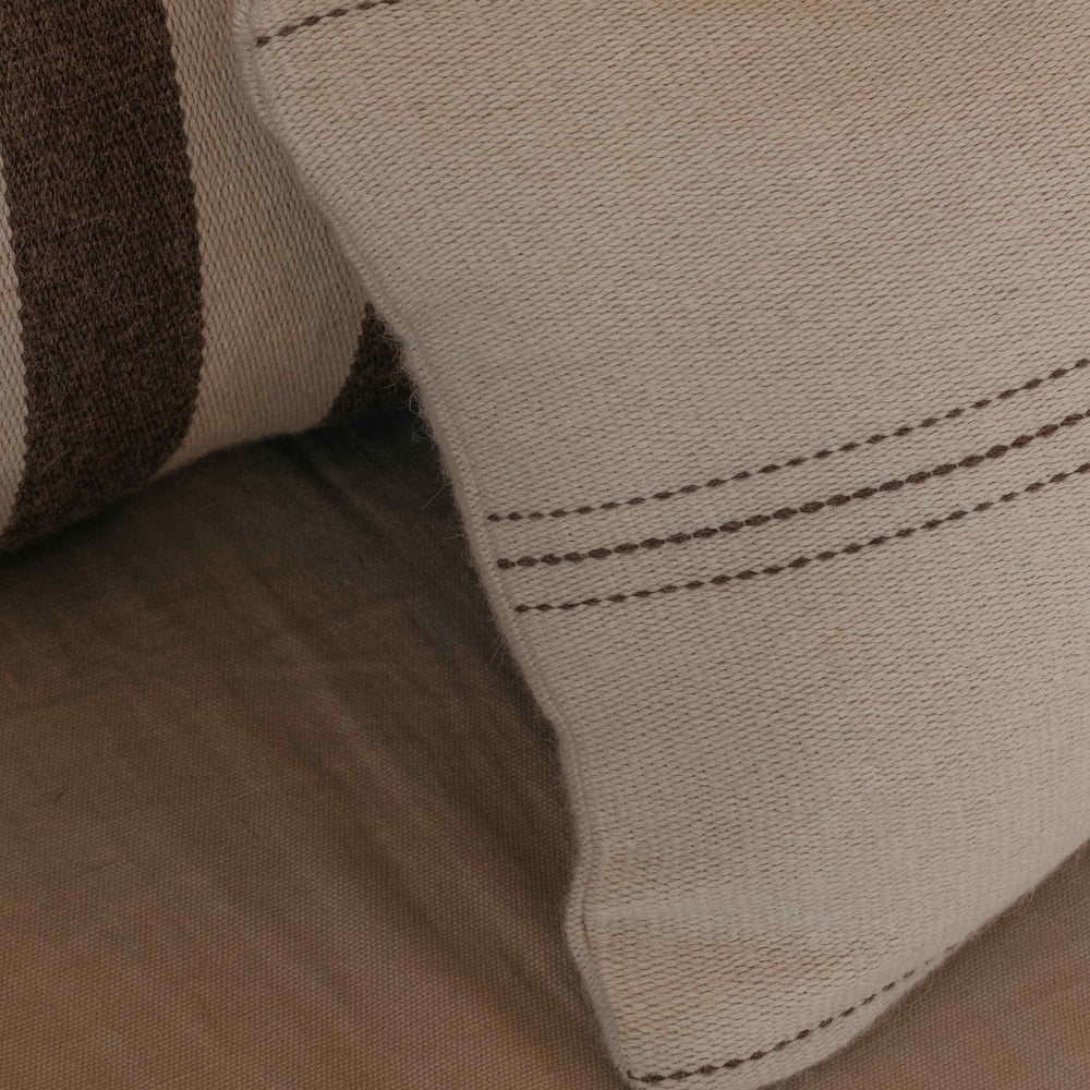 
                  
                    Almohadón de rayas en alpaca. Hecho a mano en España por ÁBBATTE.
                  
                