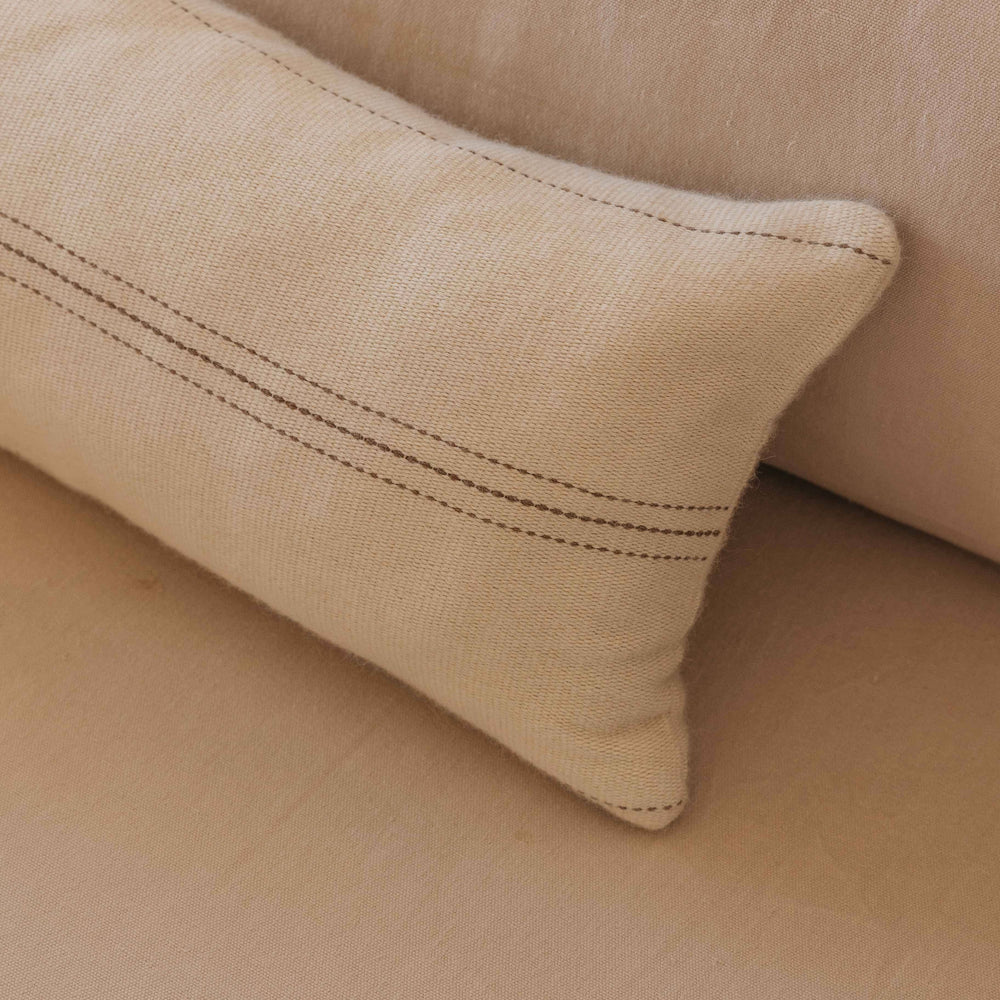 Almohadón de rayas en alpaca. Hecho a mano en España por ÁBBATTE.