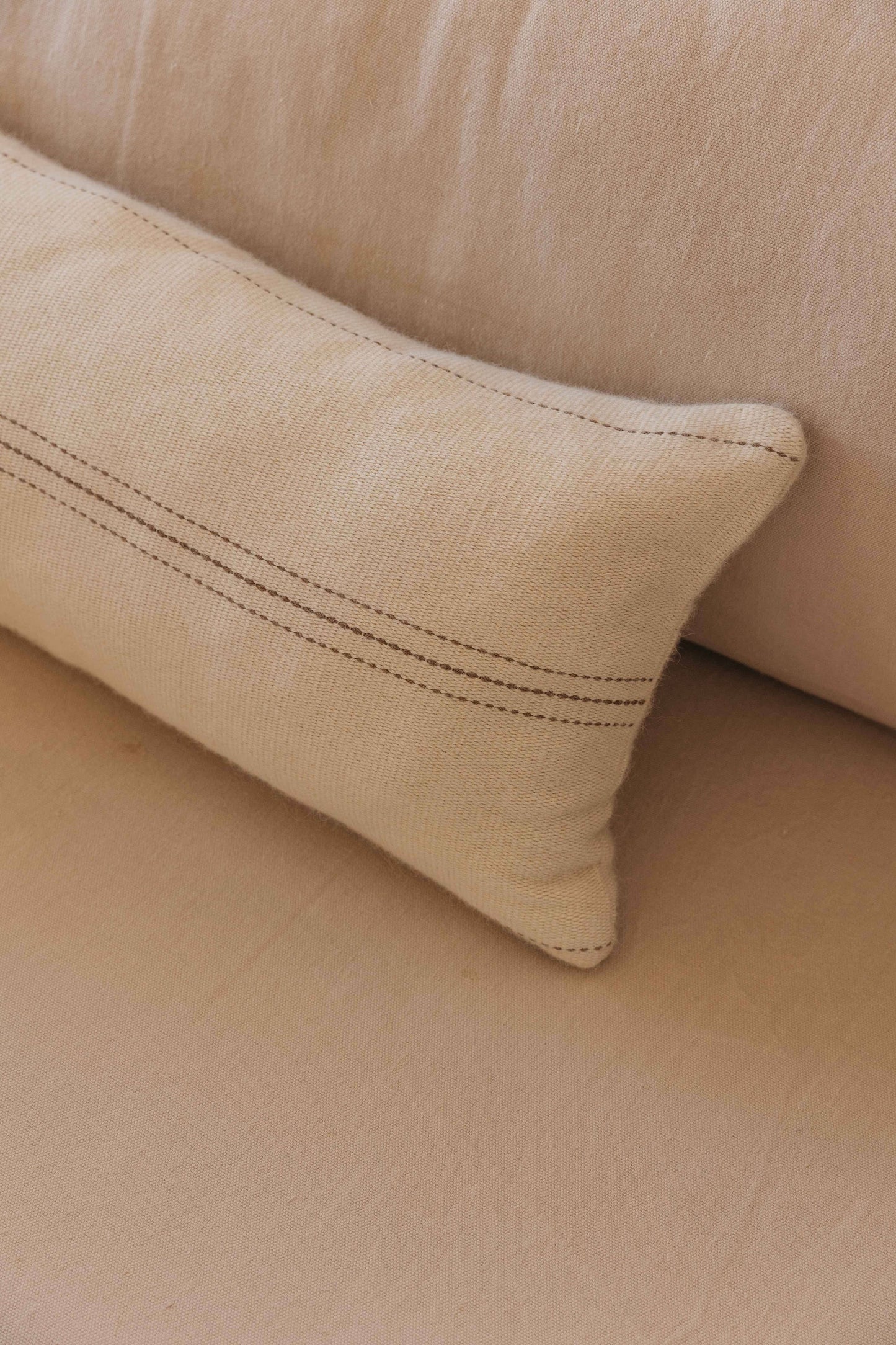 Almohadón de rayas en alpaca. Hecho a mano en España por ÁBBATTE.