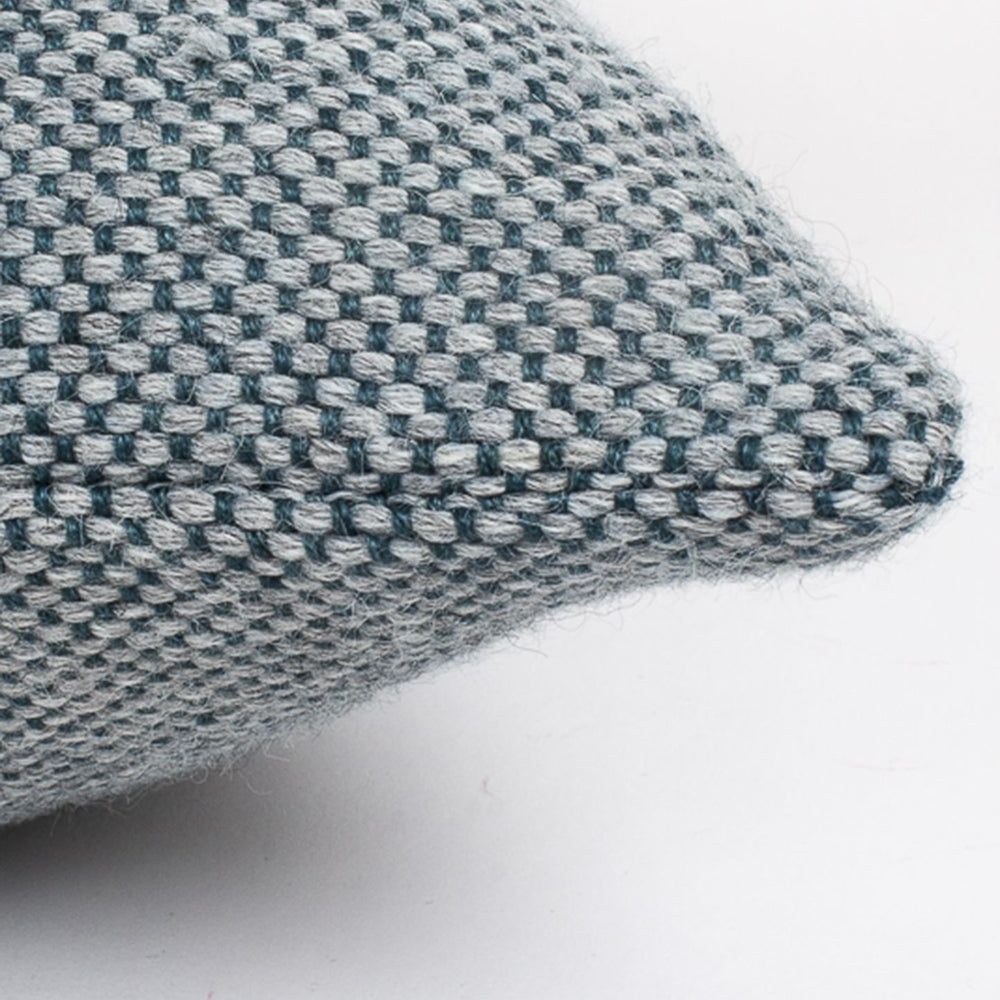 Detalle de almohadón artesanal en alpaca y alpaca baby con seda seda. Hecho a mano en España, de ÁBBATTE.