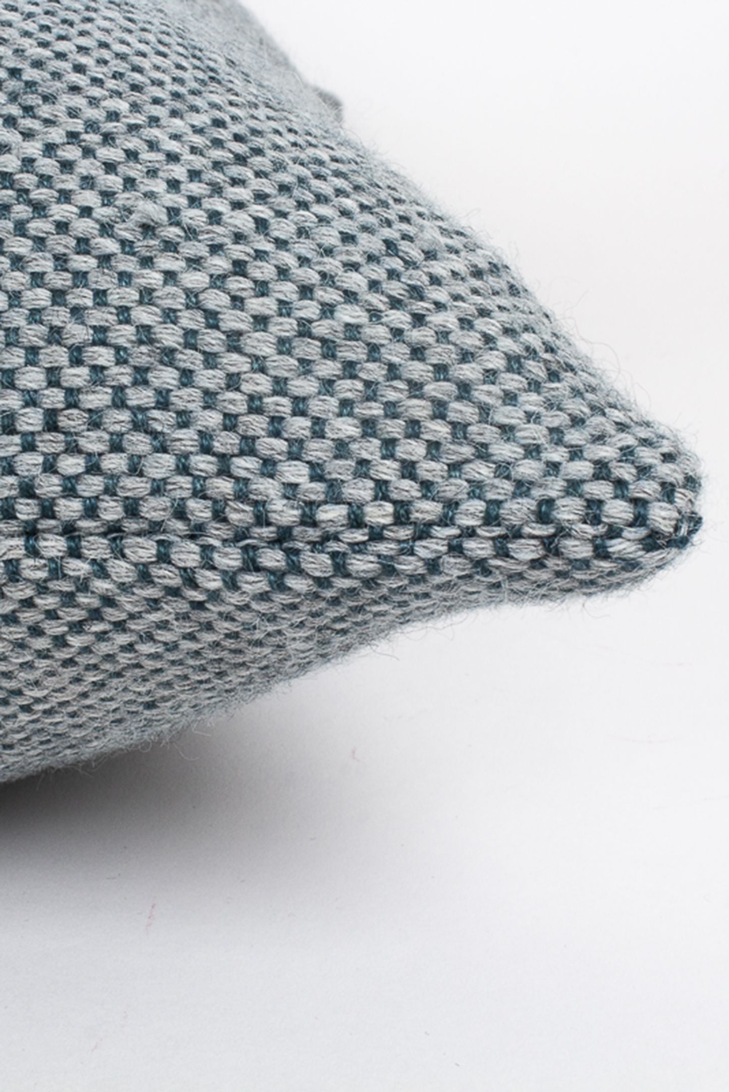 Detalle de almohadón artesanal en alpaca y alpaca baby con seda seda. Hecho a mano en España, de ÁBBATTE.