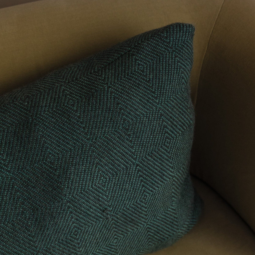 
                  
                    Almohadón de ojo de ganso en alpaca, alpaca baby y seda. Hecho a mano en España, de ÁBBATTE.
                  
                