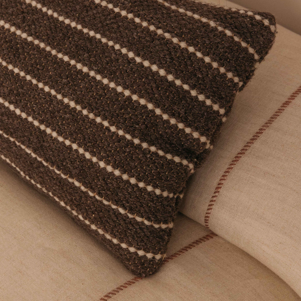 
                  
                    Almohadón de alpaca  en sarga con tintes naturales. Hecho a mano en España por ÁBBATTE.
                  
                
