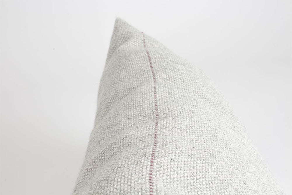
                  
                    Almohadón de raya en alpaca, alpaca cruda. Hecho a mano en España, de ÁBBATTE.
                  
                