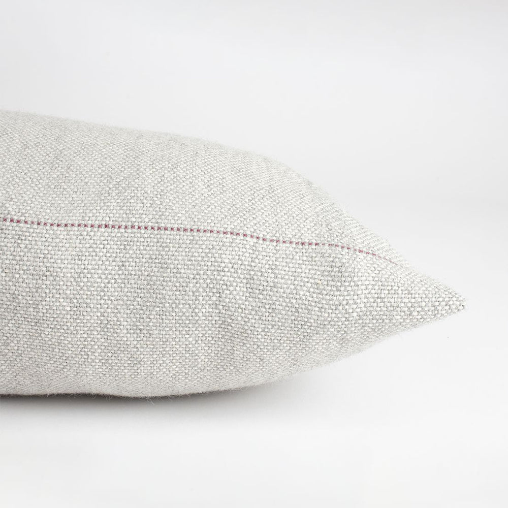 
                  
                    Almohadón de raya en alpaca, alpaca cruda. Hecho a mano en España, de ÁBBATTE.
                  
                