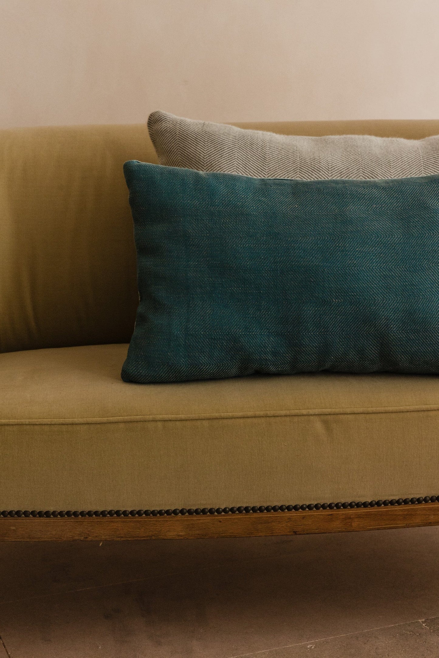 abbatte-almohadon-de-lino-y-seda-azul