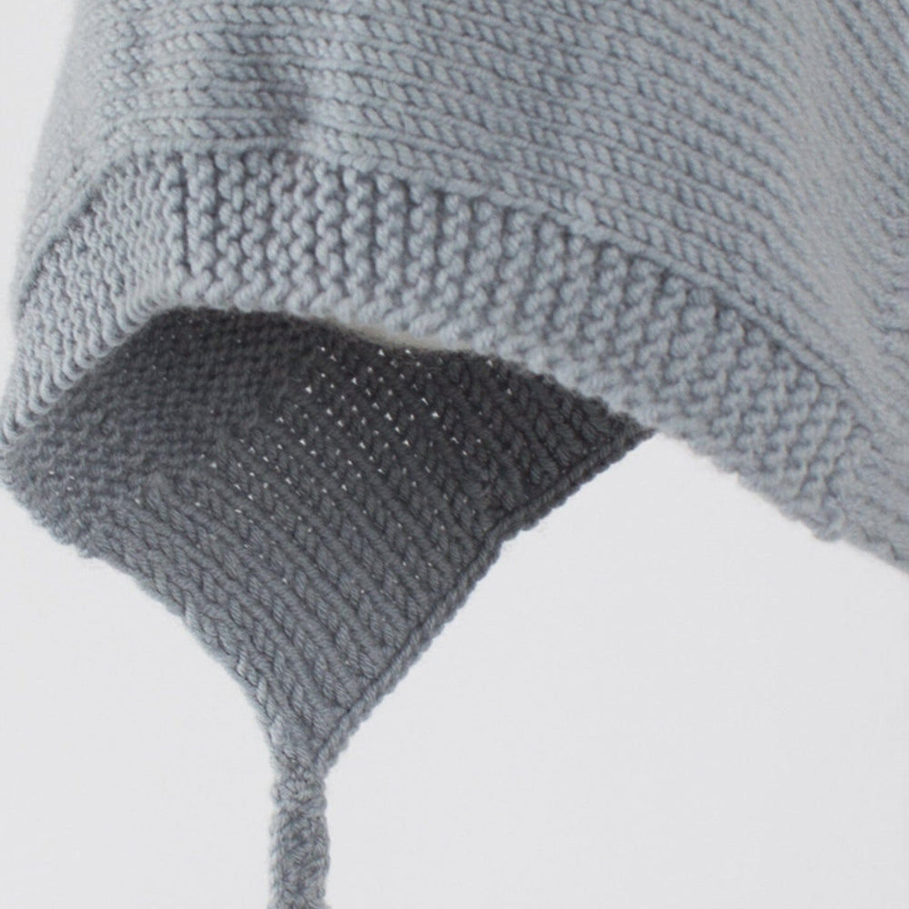 
                  
                    Capote de bebé azul hecha a mano con lana merino, de ÁBBATTE
                  
                