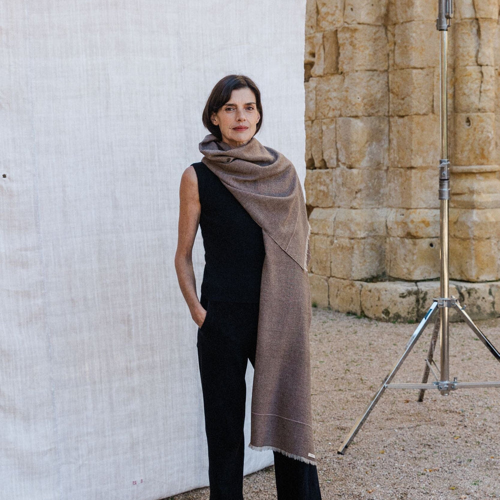 Chal de cashmere con flecos y raya fina, realizado a mano en España por ÁBBATTE