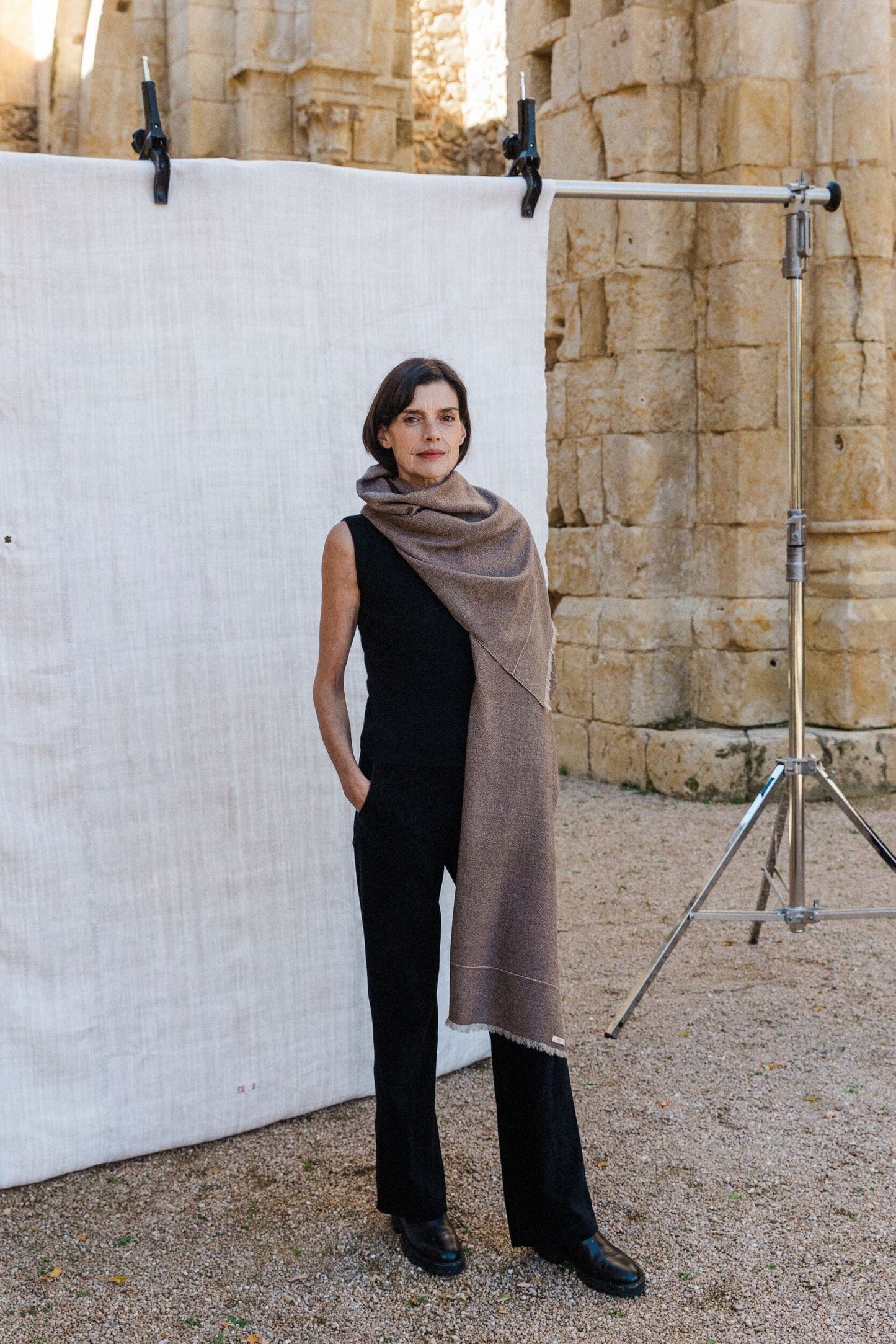 Chal de cashmere con flecos y raya fina, realizado a mano en España por ÁBBATTE
