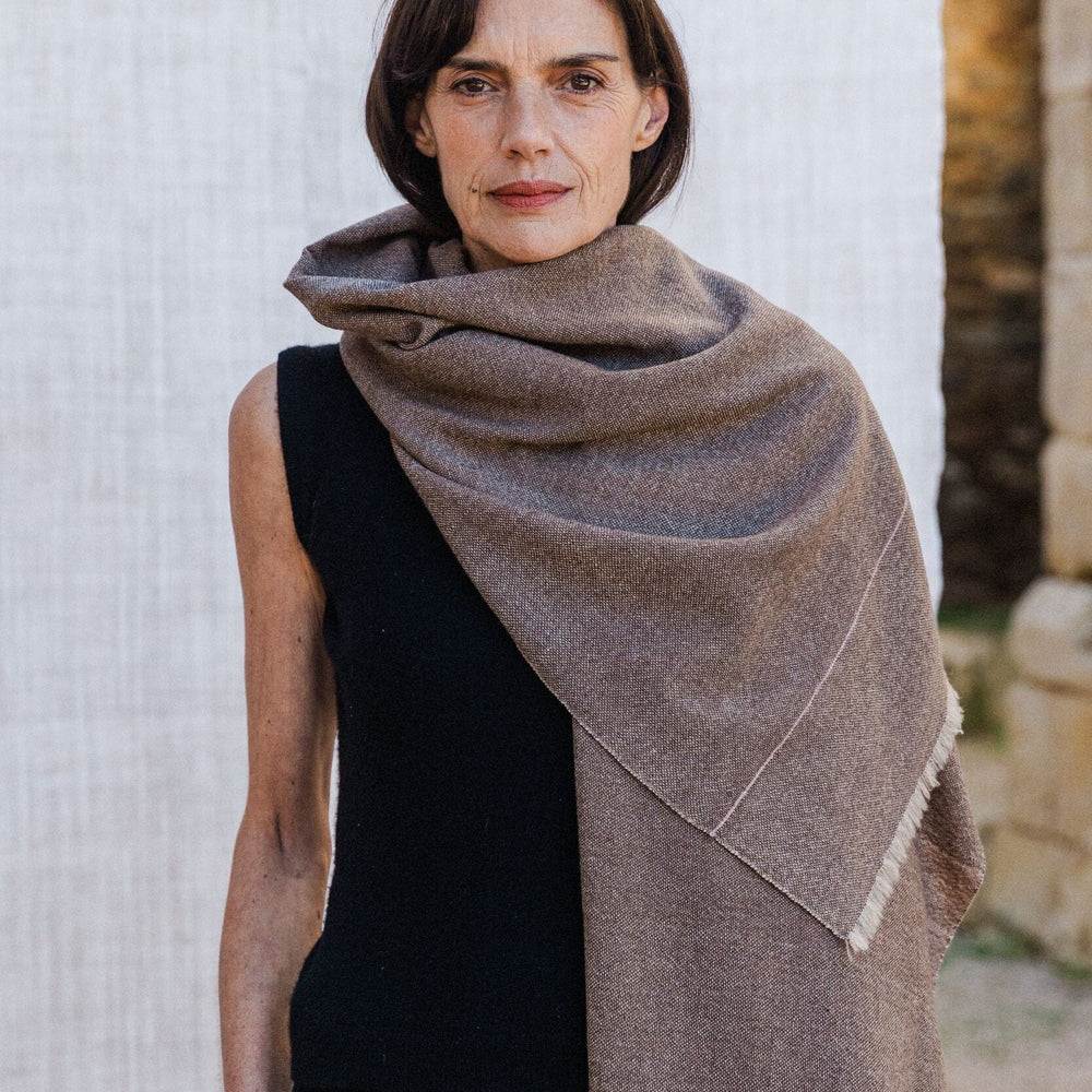 Chal de cashmere con flecos y raya fina, realizado a mano en España por ÁBBATTE