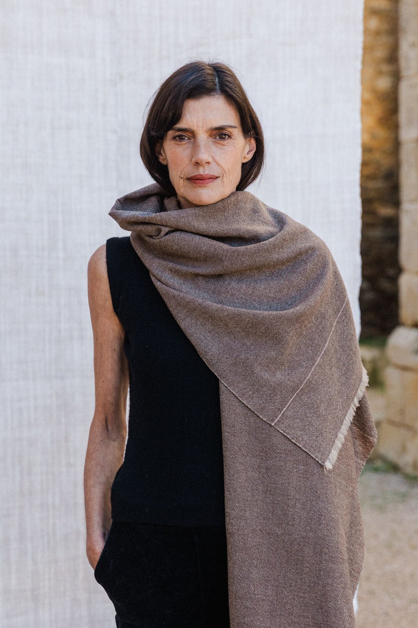 Chal de cashmere con flecos y raya fina, realizado a mano en España por ÁBBATTE
