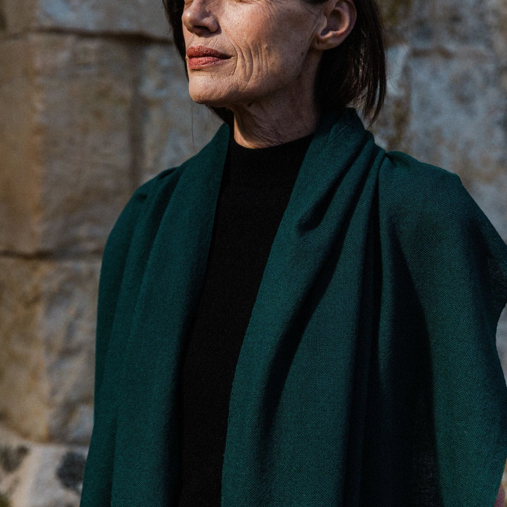 Chal de cashmere artesanal en color verde bosque, de ÁBBATTE