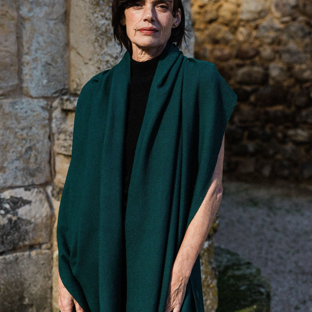 Chal de cashmere artesanal en color verde bosque, de ÁBBATTE
