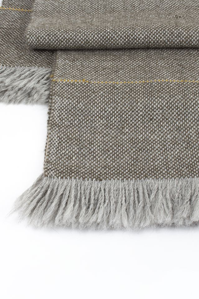 Chal artesanal de alpaca  con flecos y raya fina hecho a mano en España, de ÁBBATTE