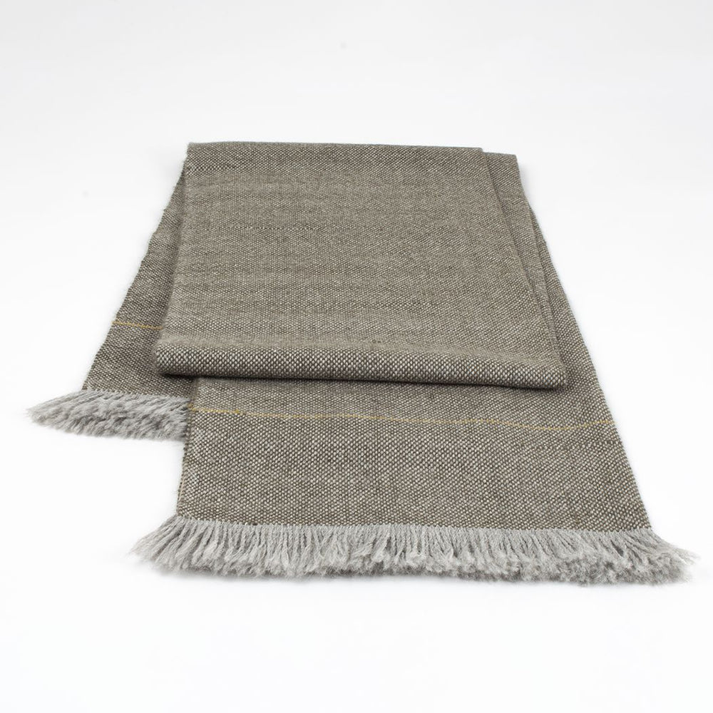 Chal artesanal de alpaca  con flecos y raya fina hecho a mano en España, de ÁBBATTE