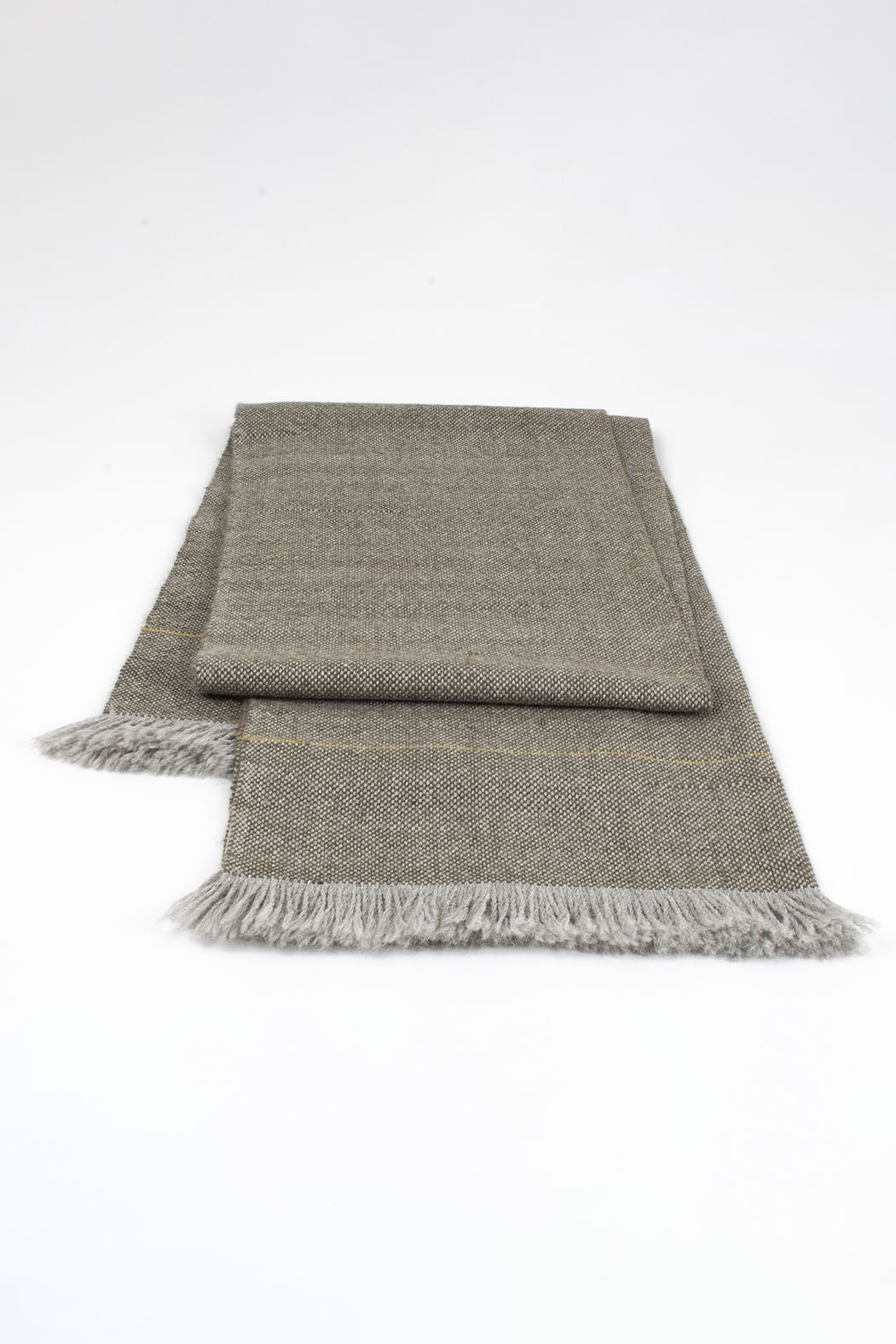 Chal artesanal de alpaca  con flecos y raya fina hecho a mano en España, de ÁBBATTE
