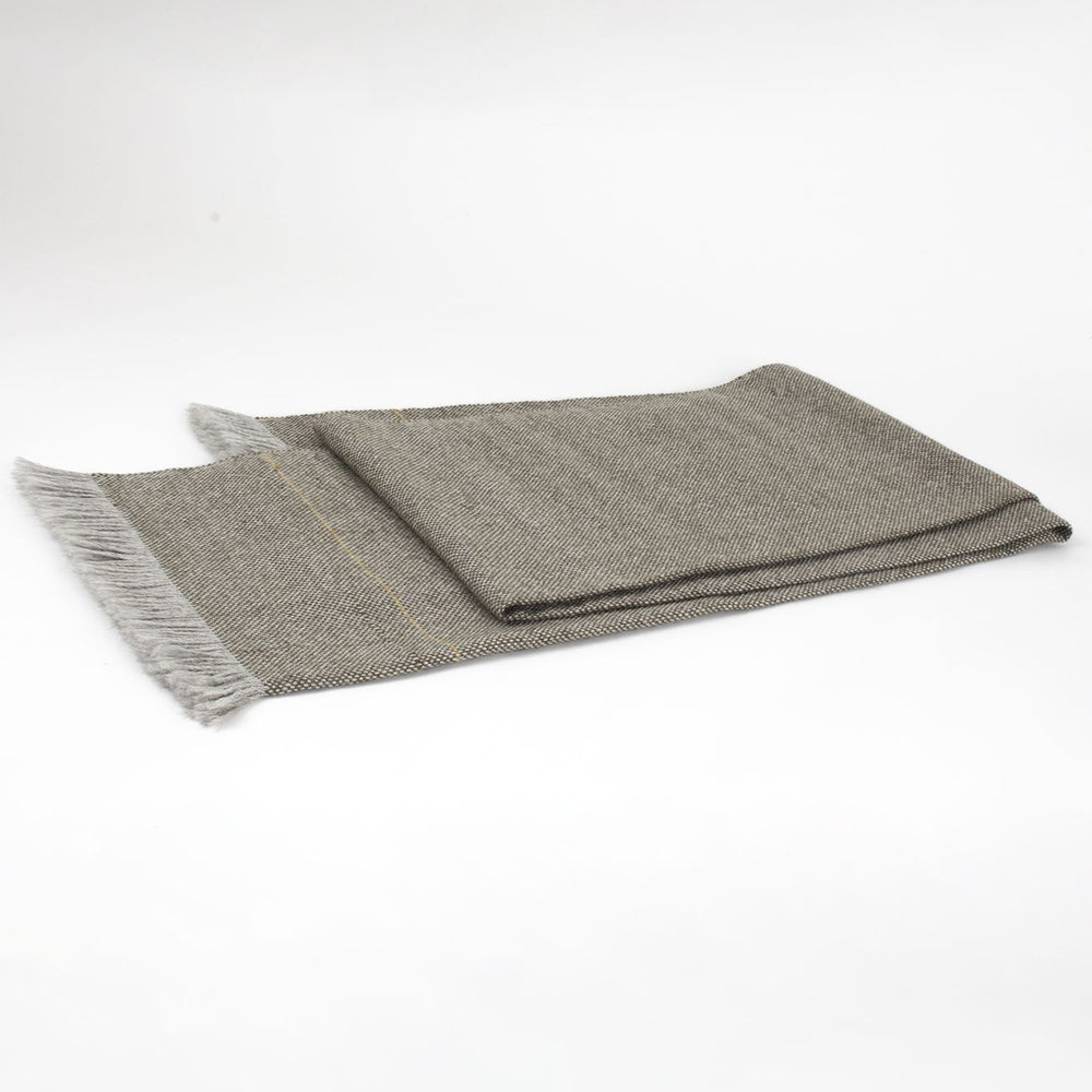 
                  
                    Chal artesanal de alpaca  con flecos y raya fina hecho a mano en España, de ÁBBATTE
                  
                