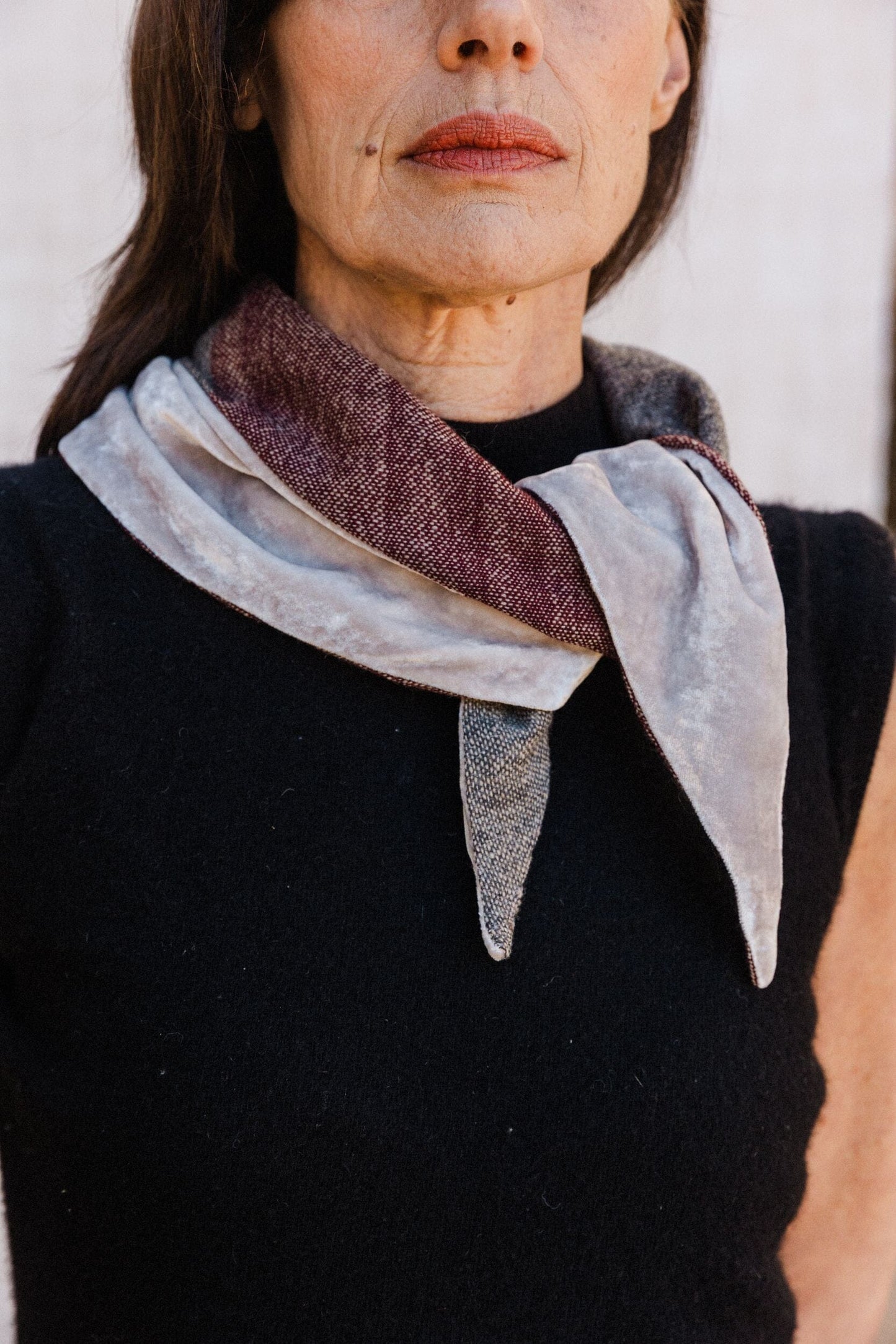 Cuello artesanal de cashmere y terciopelo hecho en España. De ÁBBATTE