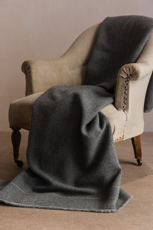 abbatte-manta-alpaca-gris-niebla-gris-lluvia-raya-rosa