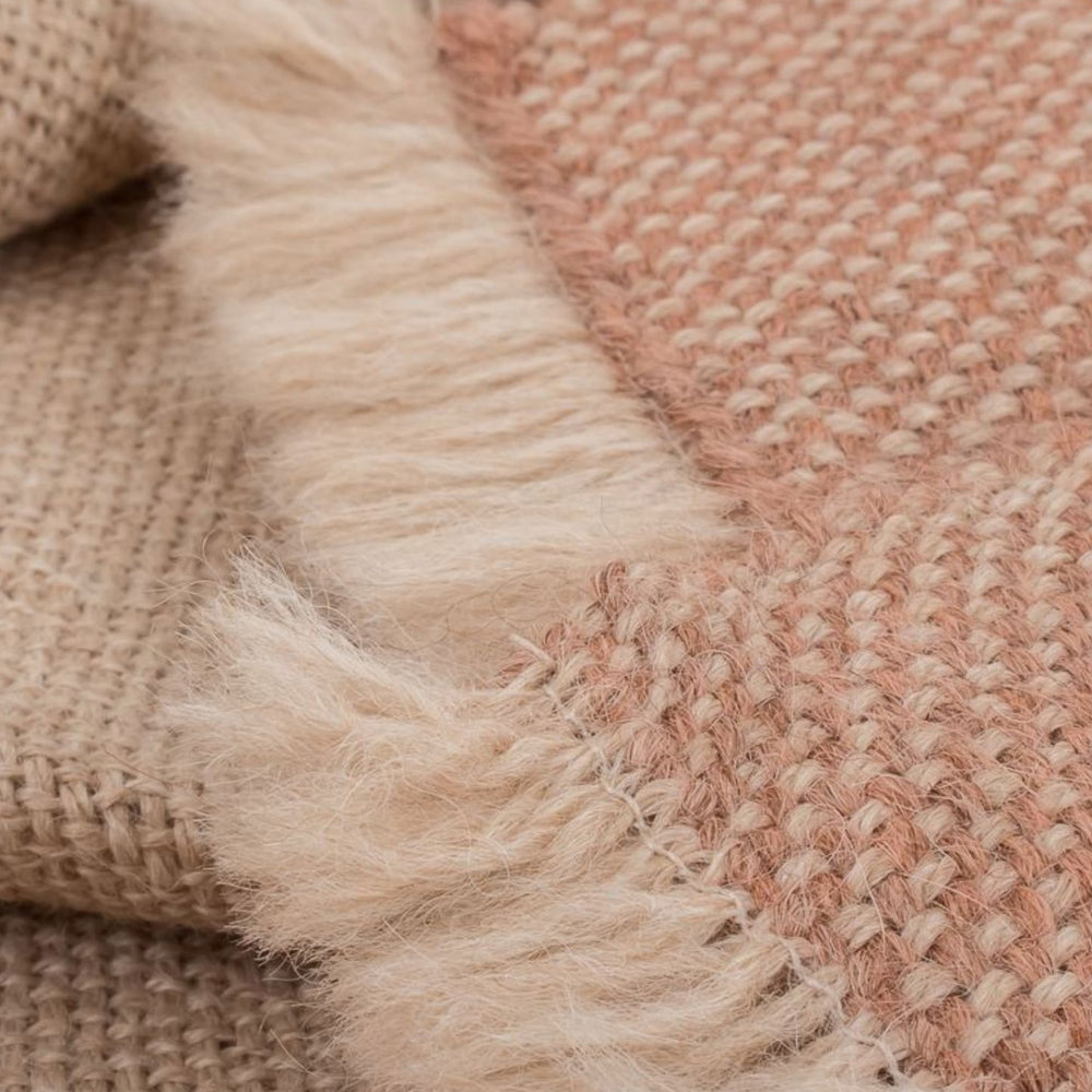 Detalle de manta de bebé de alpaca hecha en telar manual en España, de ÁBBATTE