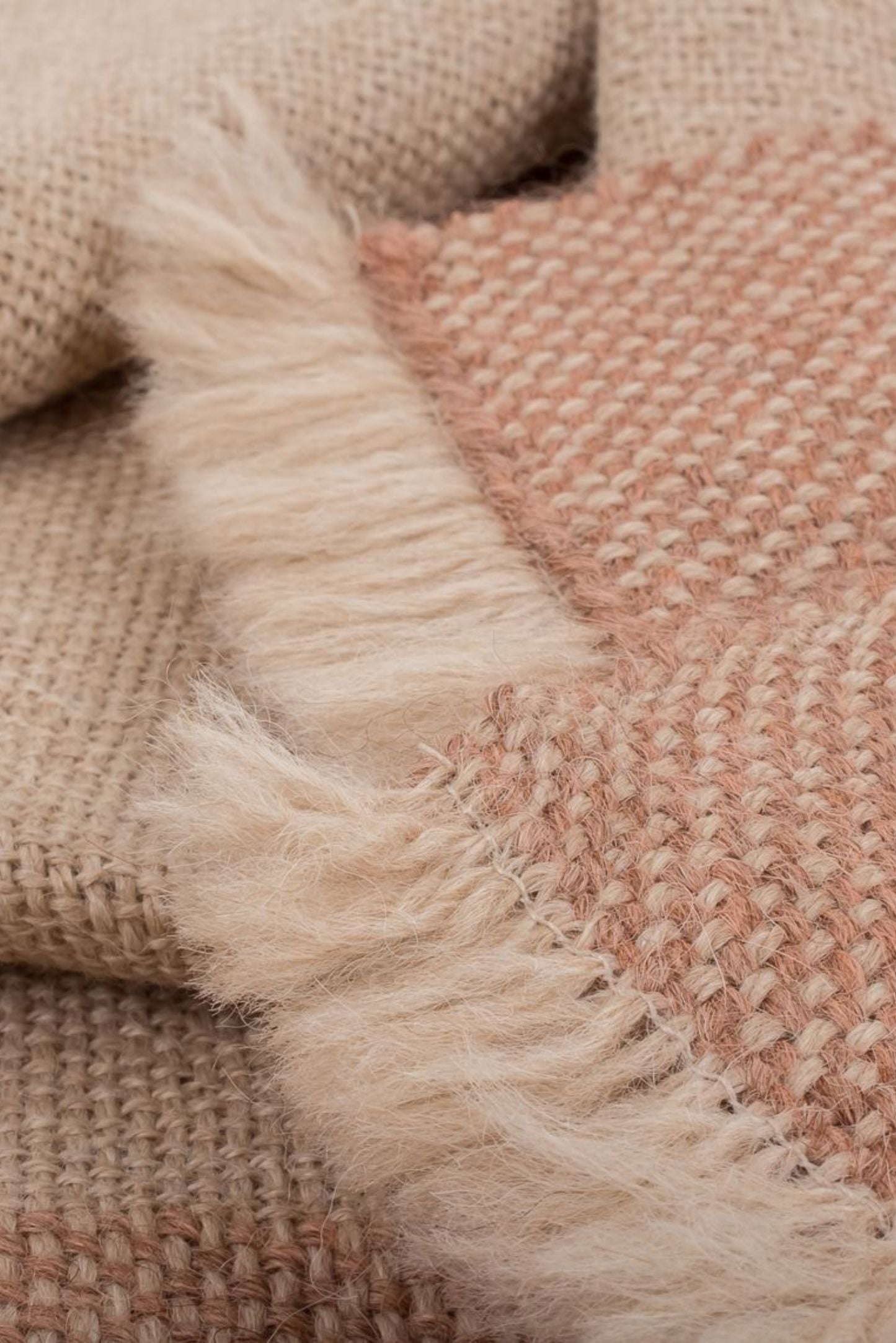 Detalle de manta de bebé de alpaca hecha en telar manual en España, de ÁBBATTE