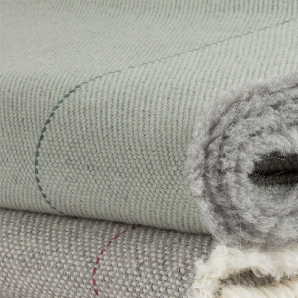 Manta hecha a mano en España de alpaca y lana merino, de ÁBBATTE.