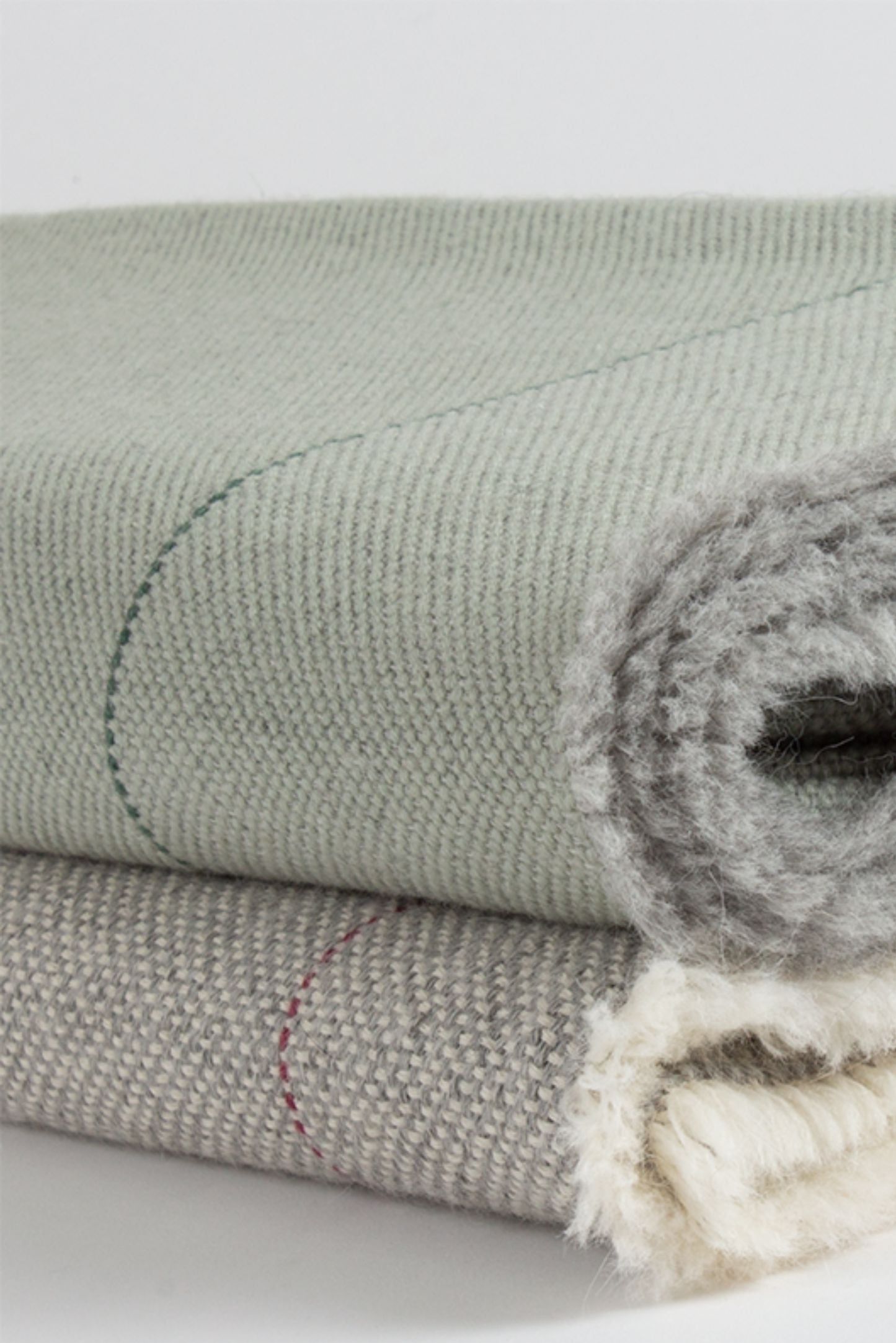 Manta hecha a mano en España de alpaca y lana merino, de ÁBBATTE.