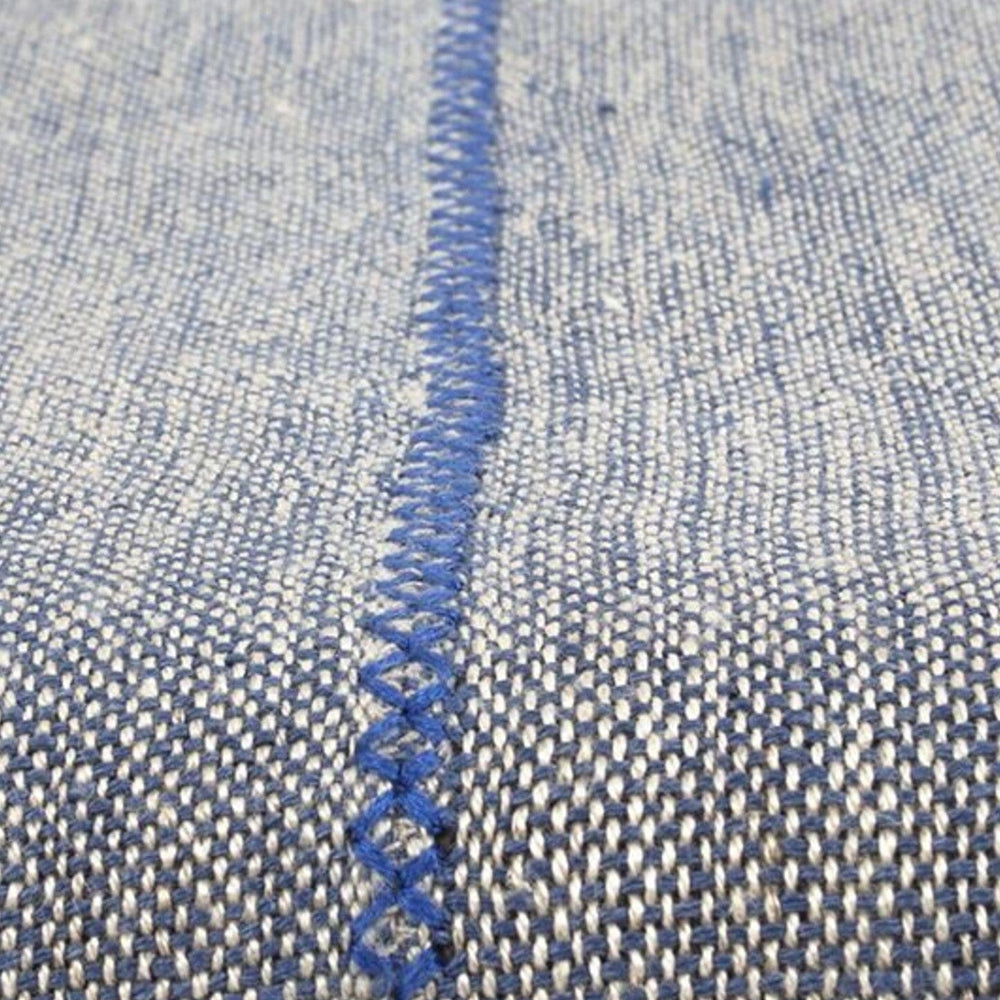
                  
                    Detalle de mantel de lino azul hecho en España por ÁBBATTE
                  
                