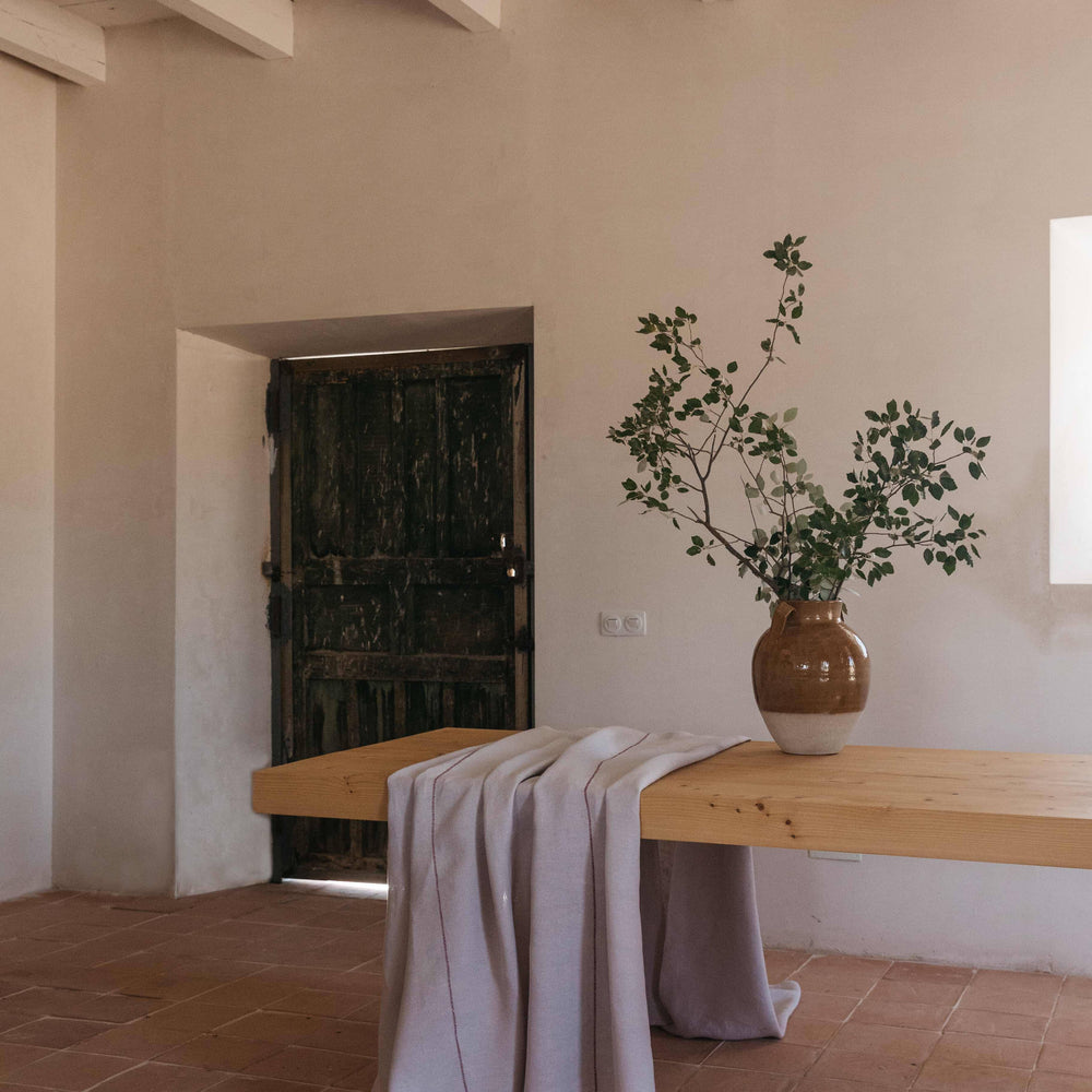 Mantel de lino malva hecho a mano en España, de ÁBBATTE.