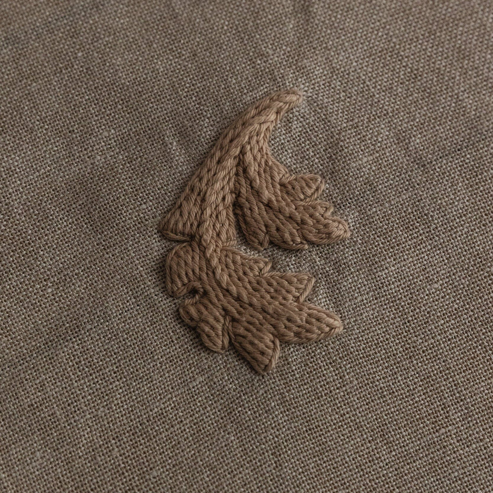 Mantel bordado en relieve hecho a mano en colaboración con ILOEMA. De ÁBBATTE.