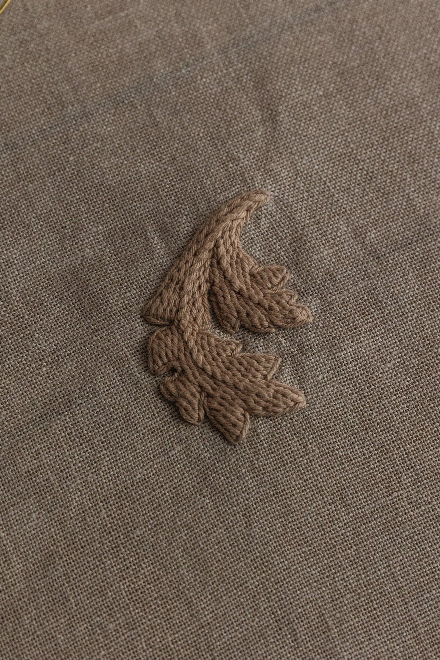 Mantel bordado en relieve hecho a mano en colaboración con ILOEMA. De ÁBBATTE.