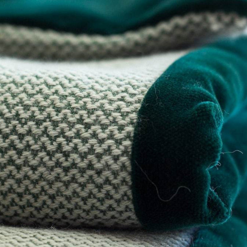 Pie de cama artesanal en lino, lana merino y terciopelo realizado en España, de ÁBBATTE