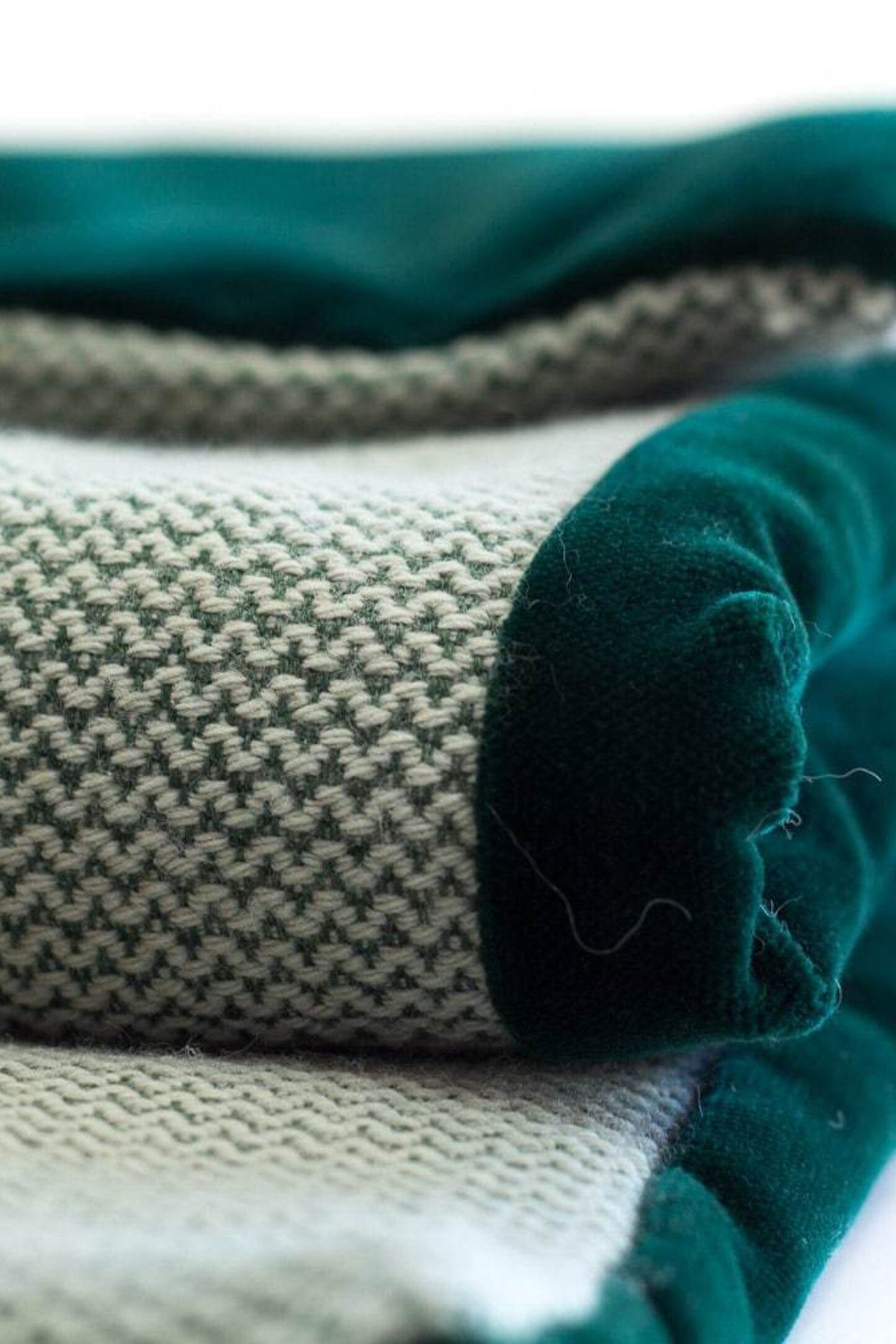 Pie de cama artesanal en lino, lana merino y terciopelo realizado en España, de ÁBBATTE