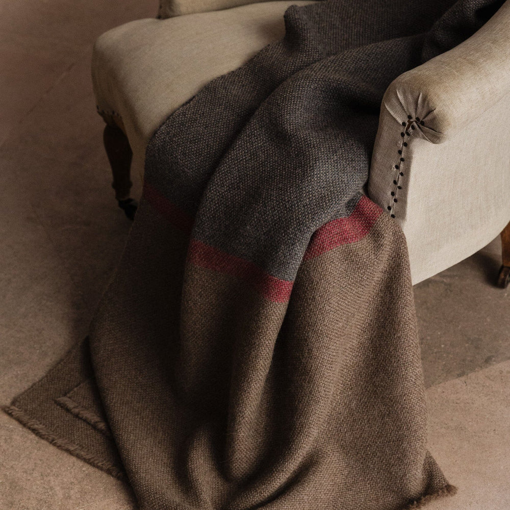 Pie de cama realizado a mano en España en alpaca. De ÁBBATTE